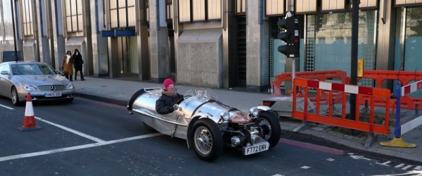 Coche clásico por las calles de Londres